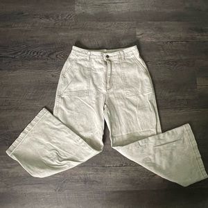 Women’s high-rise wide leg cropped jeans. Size 6